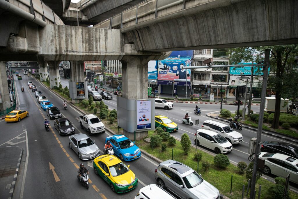 A city street filled with lots of traffic